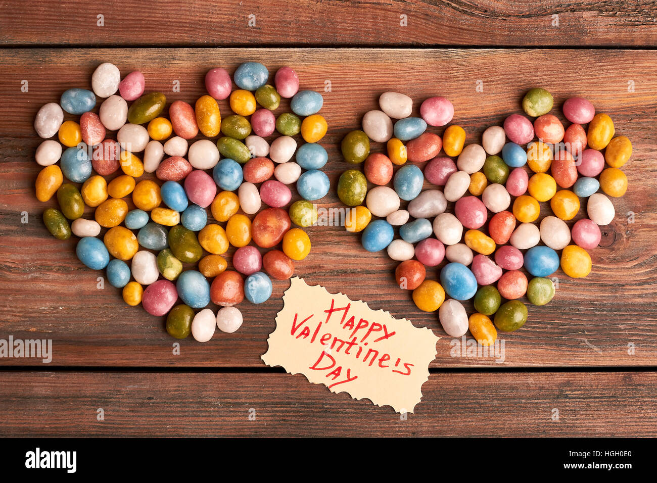 Karte zum Valentinstag in der Nähe von Süßigkeiten. Stockfoto