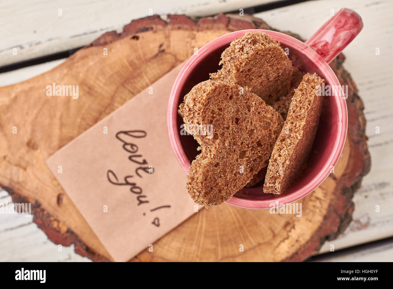Herzförmige Brotscheiben im Cup. Stockfoto