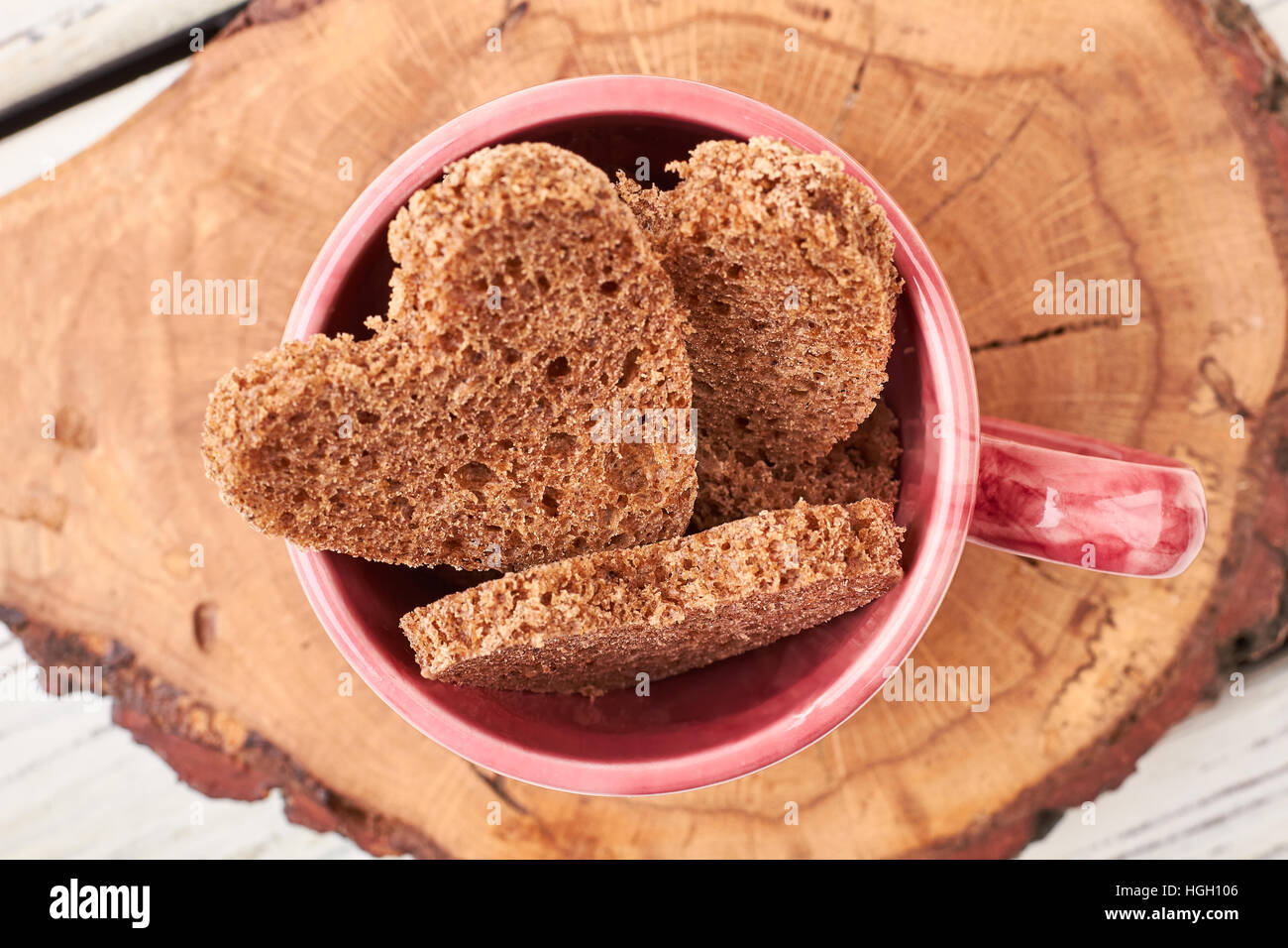 Brot in Form von Herzen. Stockfoto
