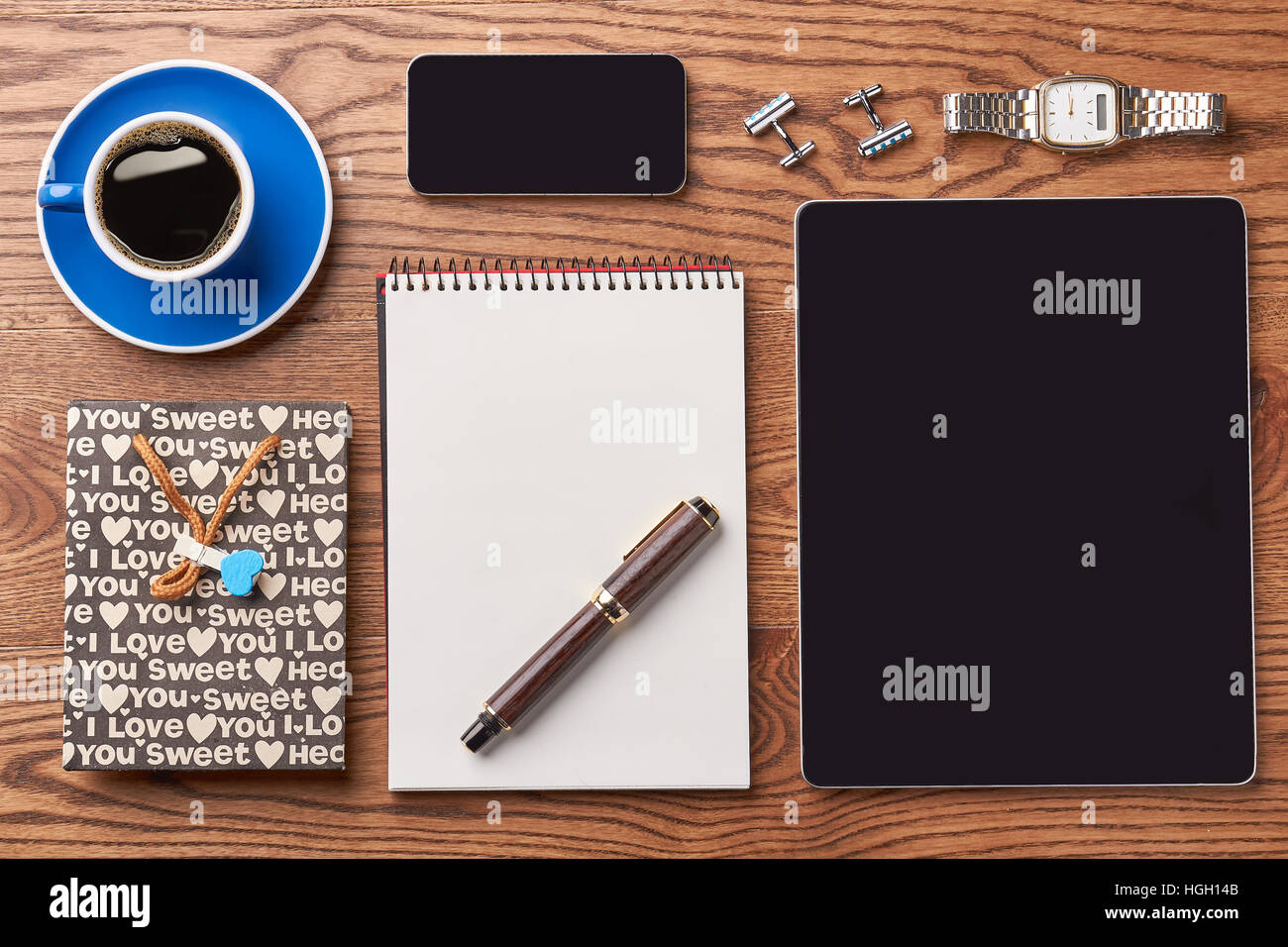 Tablett, Kaffee und Notizblock. Stockfoto