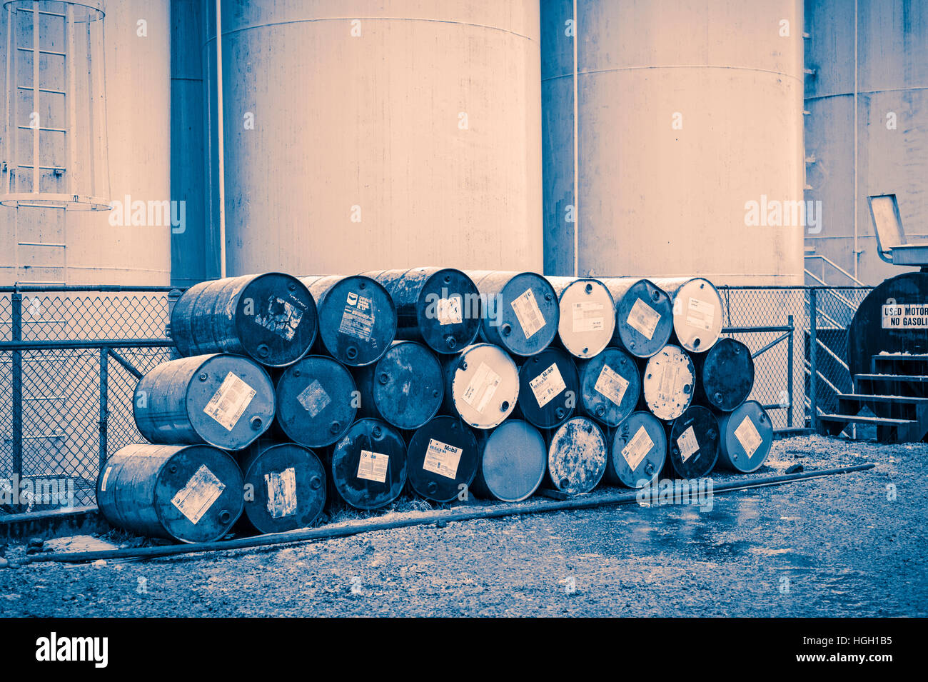 Kraftstoff-Fässer gestapelt vor Panzer in Sitka, Alaska, USA. Stockfoto