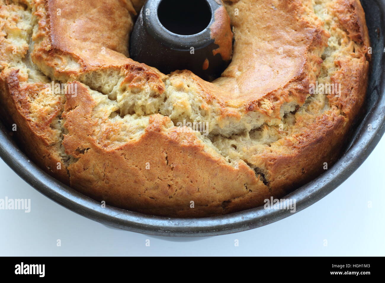 Nahaufnahme eines frisch gebackenen Bananen-Kuchen mit rissige Kruste Stockfoto