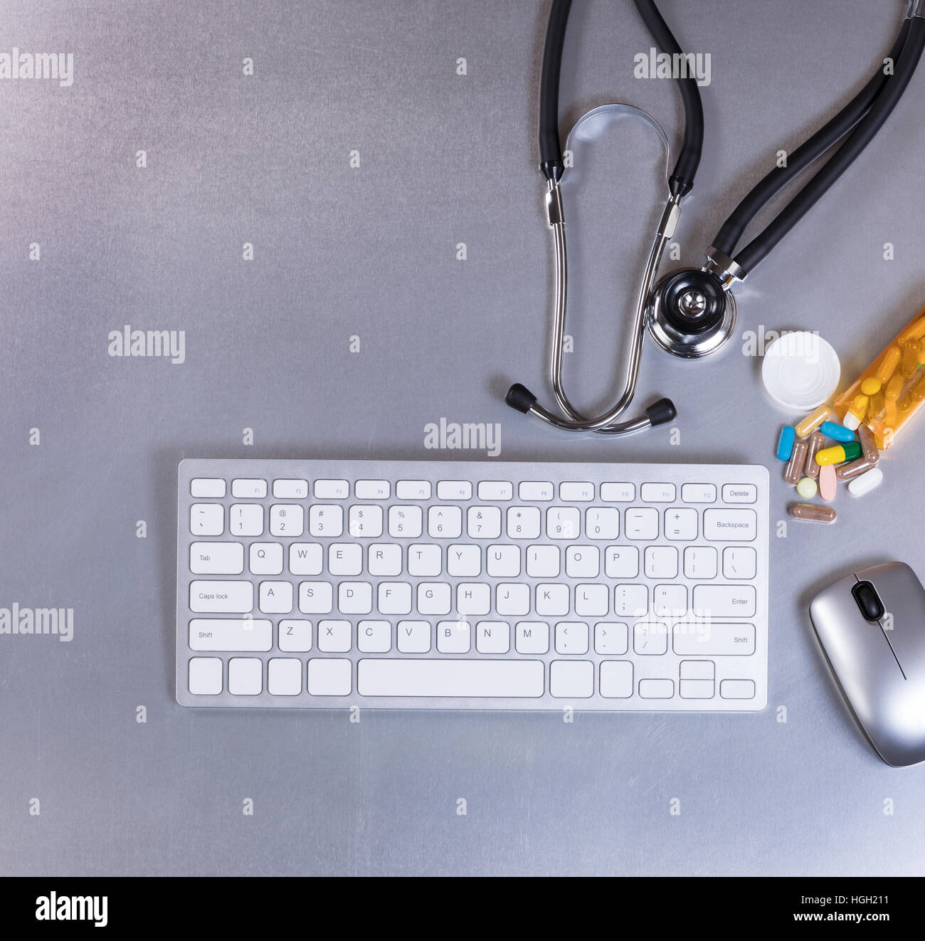 Draufsicht auf eine medizinische Stethoskop, Computer-Tastatur, Maus und Pillen auf Edelstahl Tisch Stockfoto