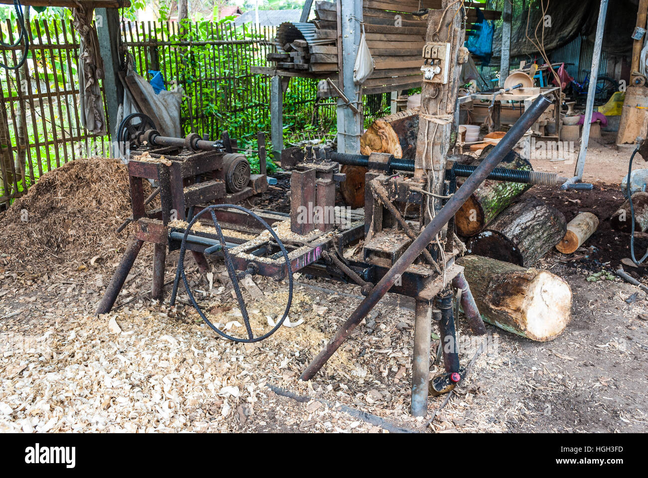Alte Heimat machte Holz Drehmaschine in Gegend von Thailand Stockfoto