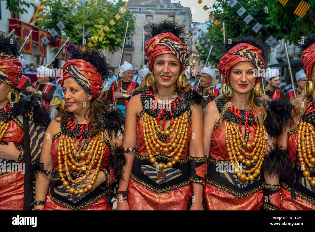Frauen in historischer Kleidung, Mauren und Christen Parade, Moros y Cristianos, Jijona oder Xixona, Provinz Alicante Stockfoto