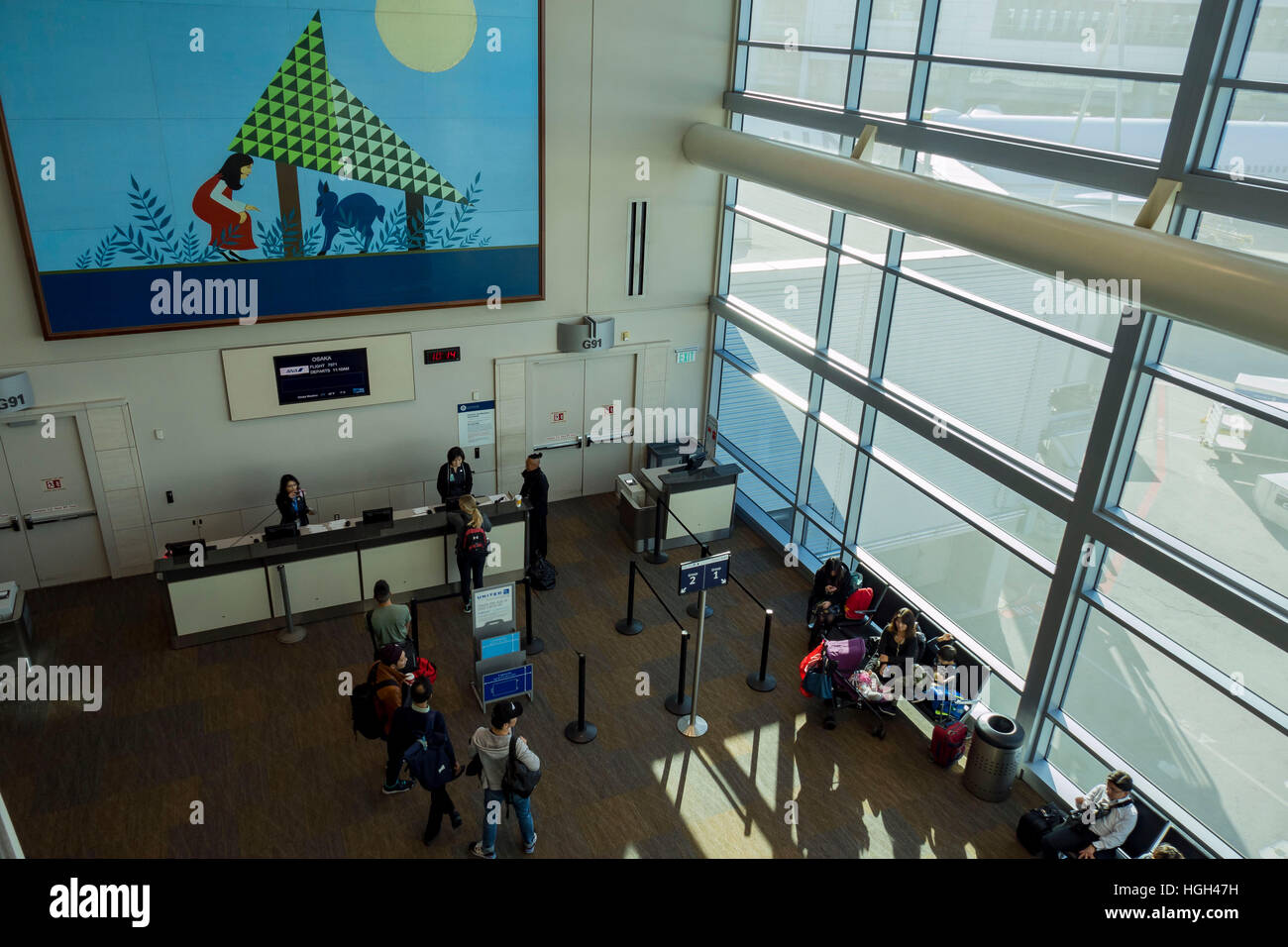 San Francisco, Dez 16: Besucher warten im Wartezimmer und einige Mitarbeiter in den Zähler am 16. Dezember 2016 am Flughafen San Francisco, Kalifornien Stockfoto