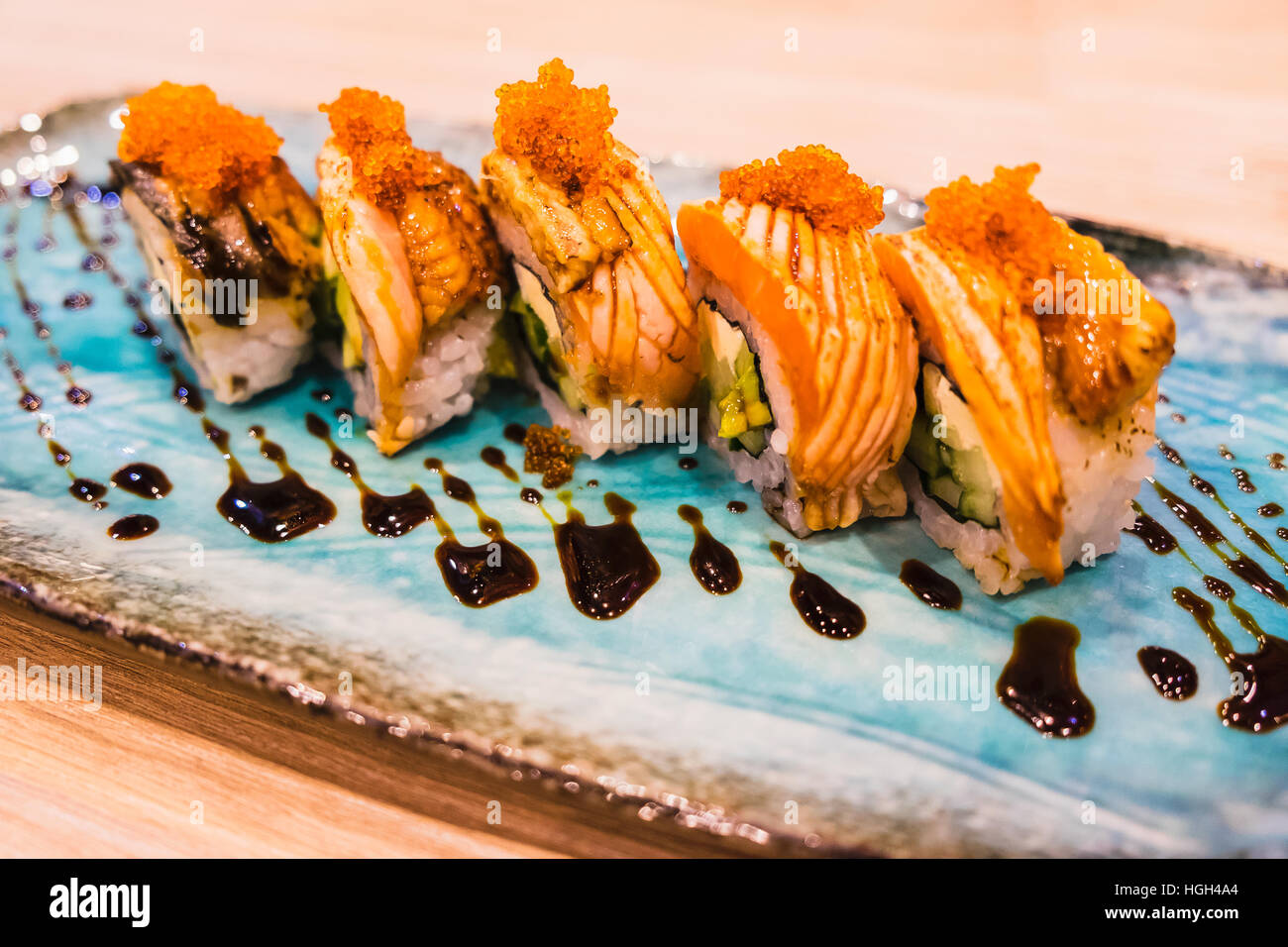 verschiedenen Lachs Sushi Rollen auf Teller Stockfoto