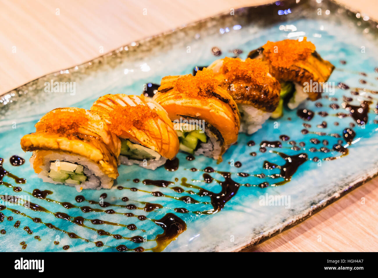 verschiedenen Lachs Sushi Rollen auf Teller Stockfoto