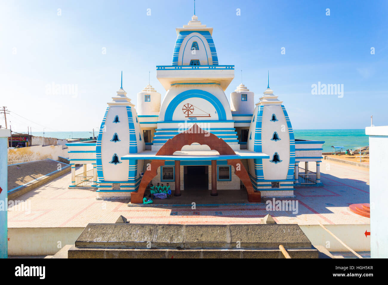 Eingang zum weißen Gandhi Memorial Mandapam am Ozean Wasser an der Südspitze des Subkontinents an einem sonnigen Tag Stockfoto