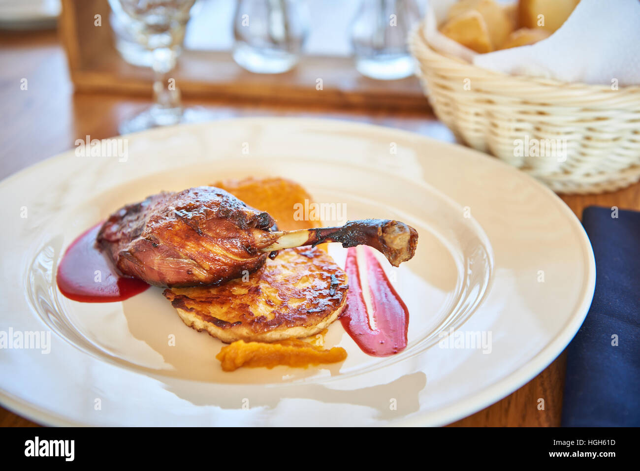 Gebratene Ente Oberschenkel mit Gemüse-Schnitzel mit sauce Stockfoto