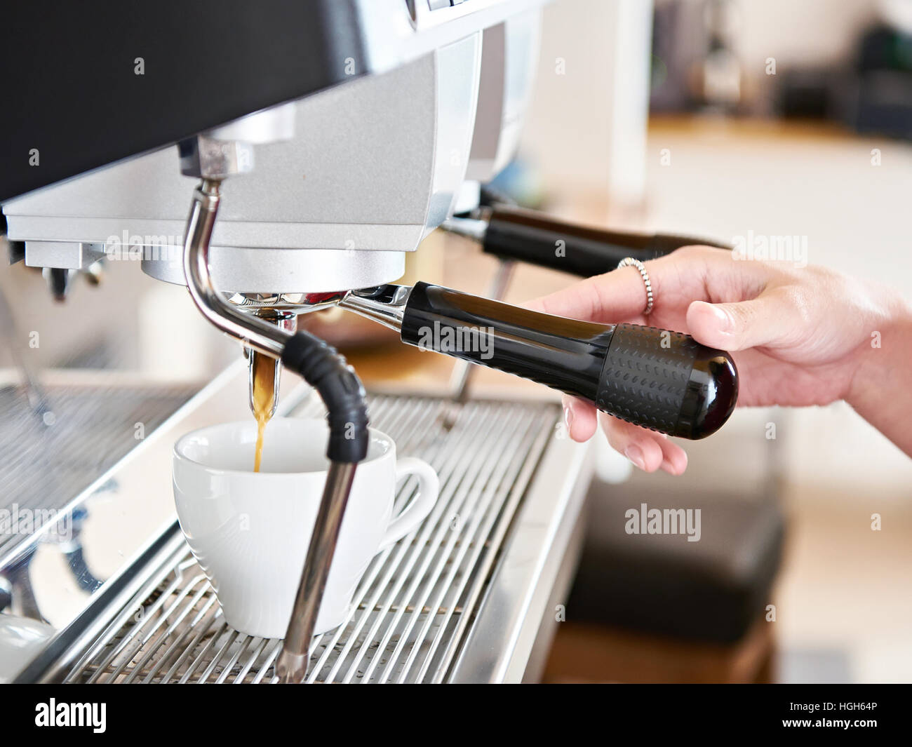 Zubereitung von Kaffee in der Kaffeemaschine in der Cafébar Stockfoto