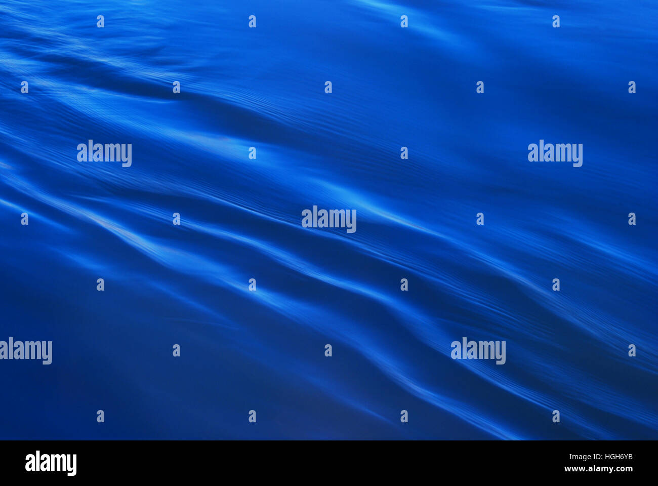 Diese abstrakte Bilder von Wasserwellen ist. Macht einen große blaue Wasser-Hintergrund mit Textfreiraum. Stockfoto