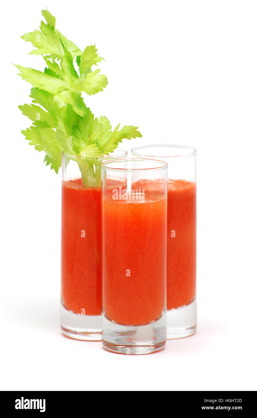 Drei Karotten Saft Schüsse auf einem weißen Hintergrund. Gesundheitsdrink. Stockfoto