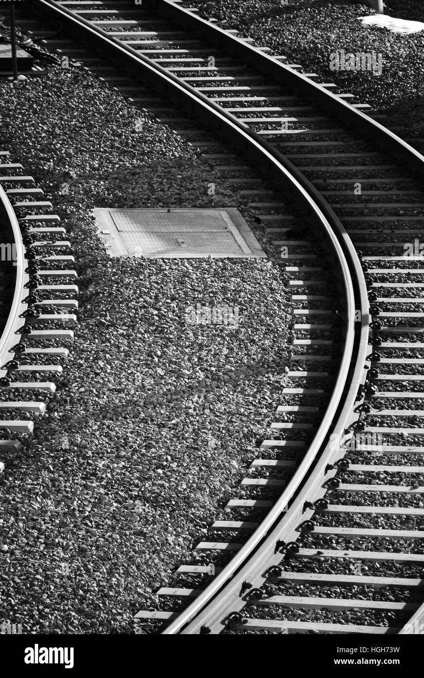 Schienen Sie in schwarz und weiß in einer Kurve biegen. Stockfoto