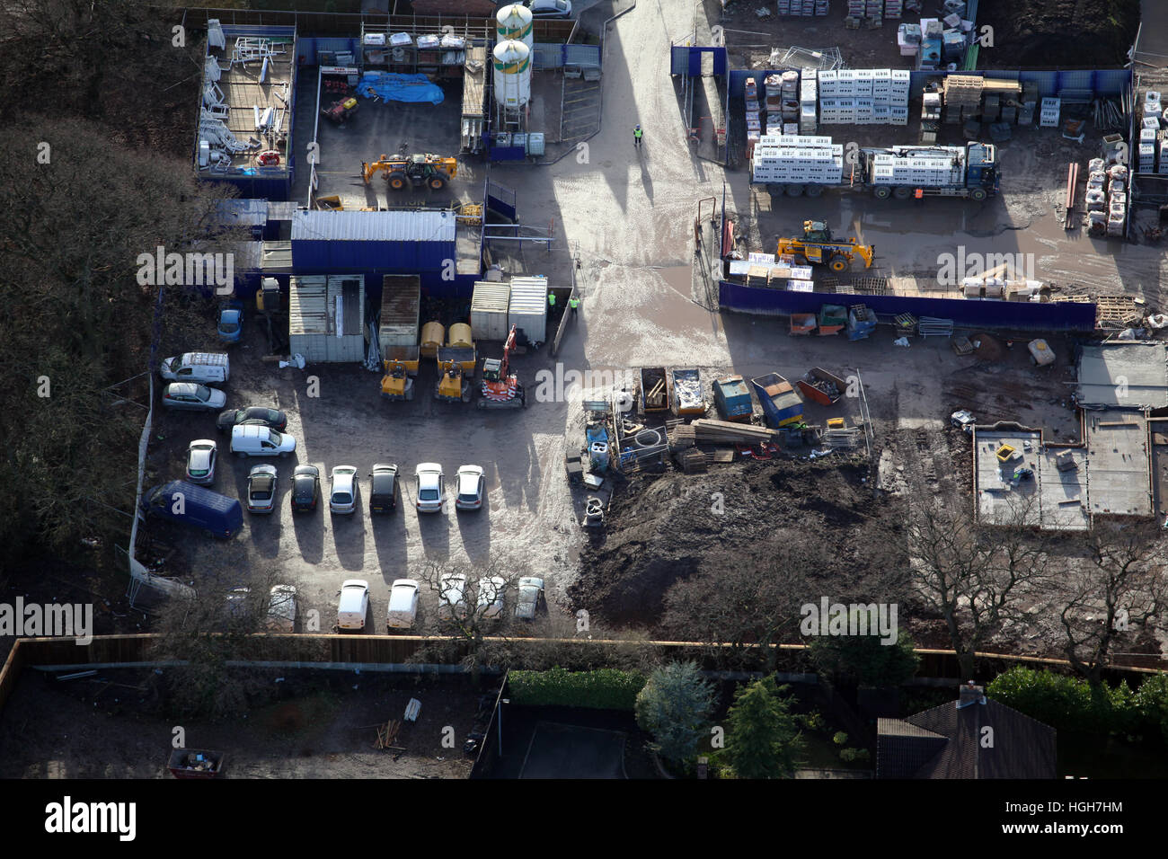 Luftaufnahme von einem Bauherren-Hof auf einer Baustelle Gebäude, UK Stockfoto