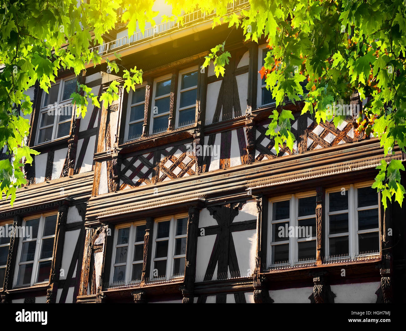 Straße mit historischen Fachwerkhäusern im Viertel Petite France in Straßburg, Frankreich Stockfoto