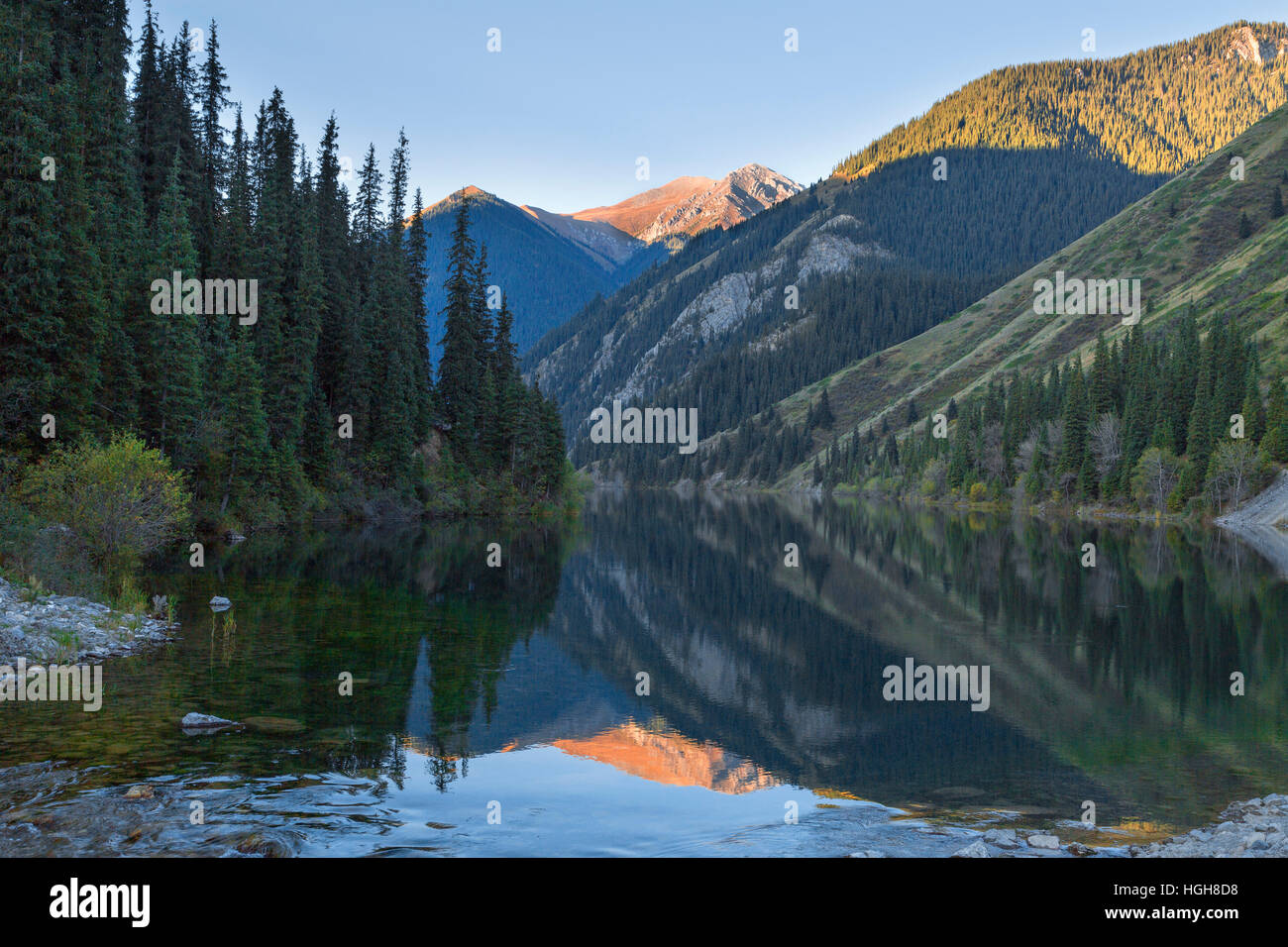 Kolsai See und Reflexionen in Kasachstan Stockfoto