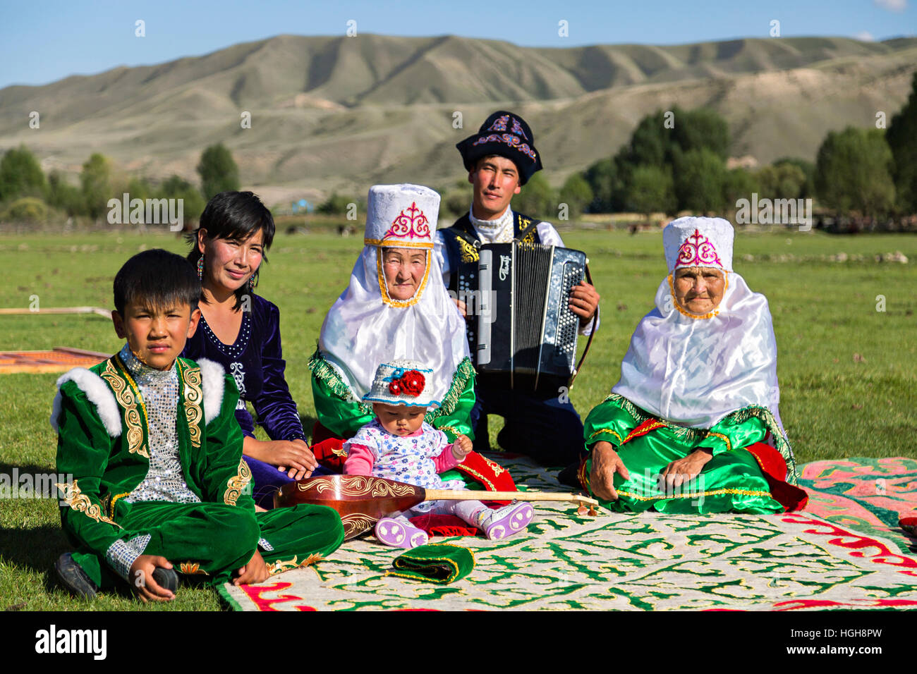 Familie aus Kasachstan in Trachten. Stockfoto