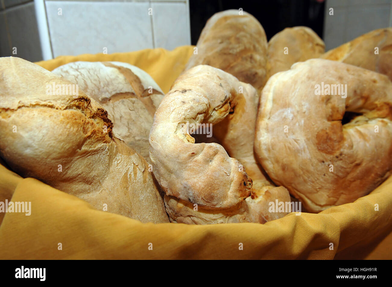 Ein schönen Korb mit Artisan Brot, Sarconi Dorf, Basilikata, Italien, Europa Stockfoto