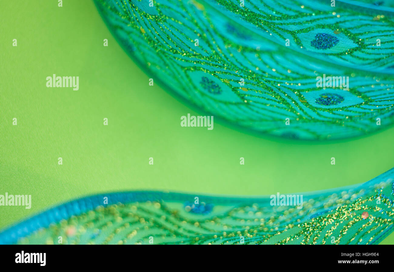 Pfau-Menüband auf grünem Hintergrund Stockfoto