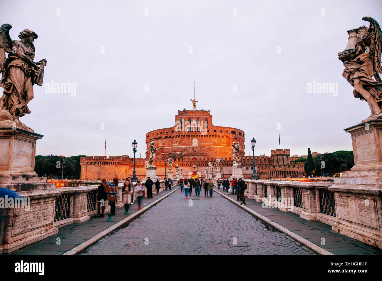 Rom - NOVEMBER 07: Das Mausoleum des Hadrian (Castel und Ponte Sant'Angelo) mit Personen im 7. November 2016 in Rom, Italien. Stockfoto