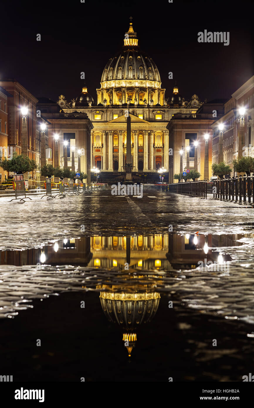 Die päpstliche Basilika St. Peter im Vatikan bei Nacht Stockfoto