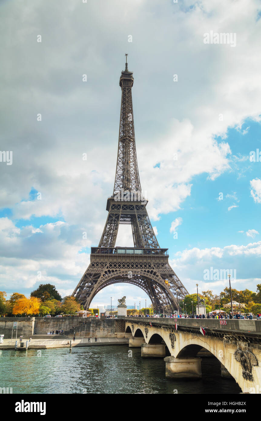 PARIS - NOVEMBER 2: Eiffel-Turm, umgeben von Touristen auf 2. November 2016 in Paris, Frankreich. Stockfoto