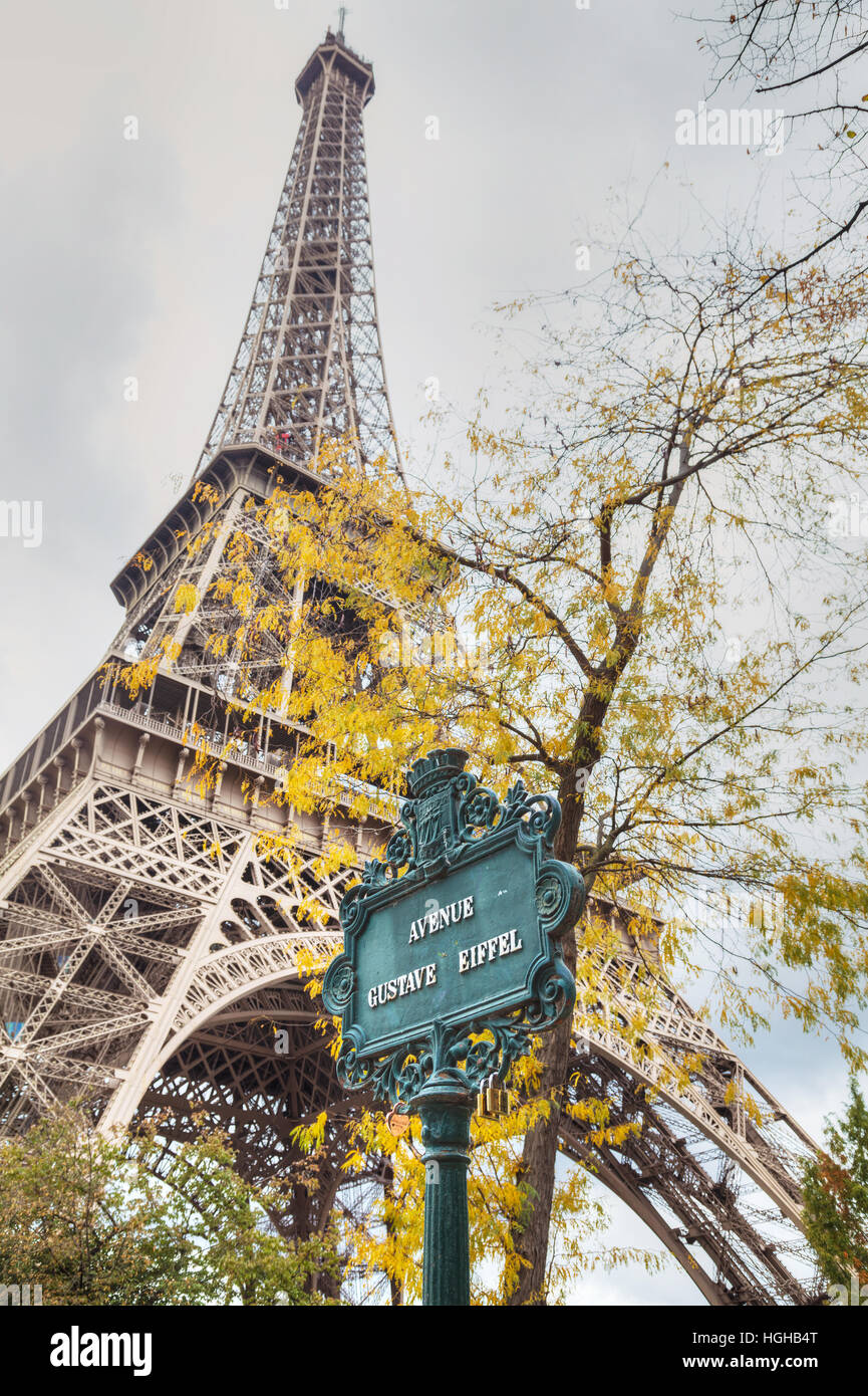 An einem bewölkten Tag melden Sie Avenue Gustave Eiffel in Paris, Frankreich Stockfoto