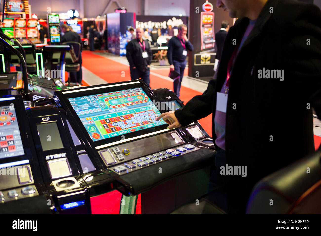 Sofia, Bulgarien - 24. November 2016: Ein Mann auf einem digitalen moderne Roulette-Tisch während eines Casino-Geräte-Ausstellung in Inter Expo Center spielt. Stockfoto