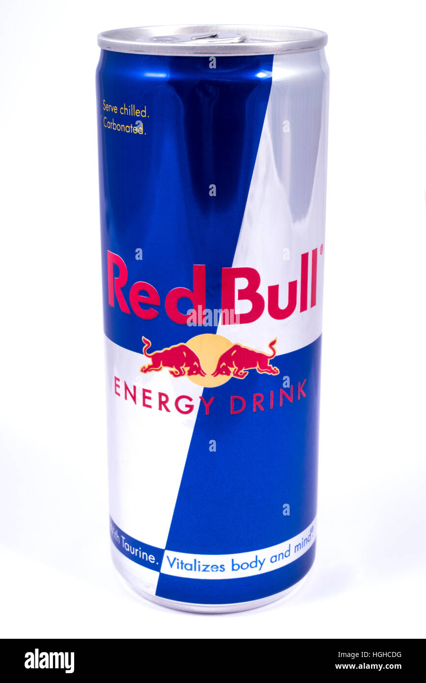LONDON, UK - 4. Januar 2017: Eine Studioaufnahme von Red Bull Energy Drink über einen weißen Hintergrund, am 4. Januar 2017. Stockfoto