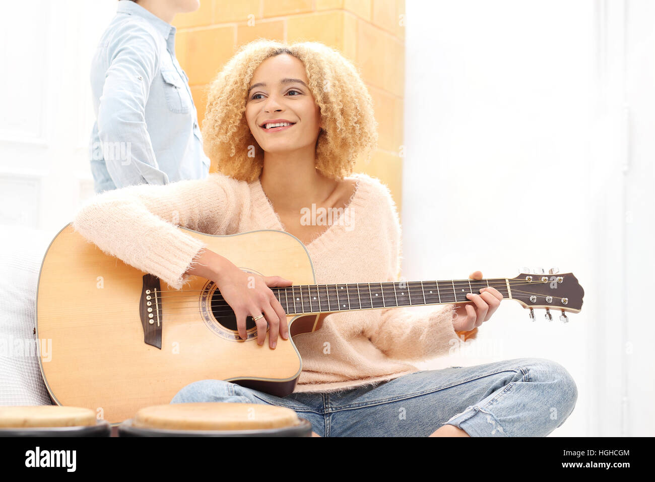 Die Mädchen Gitarre Melodien. Spielen Sie auf den Instrumenten. Musizieren gemeinsam Instrumente Stockfoto