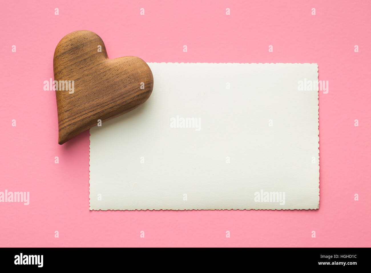 Leere Grußkarte und Herzen auf rosa Hintergrund. Stockfoto