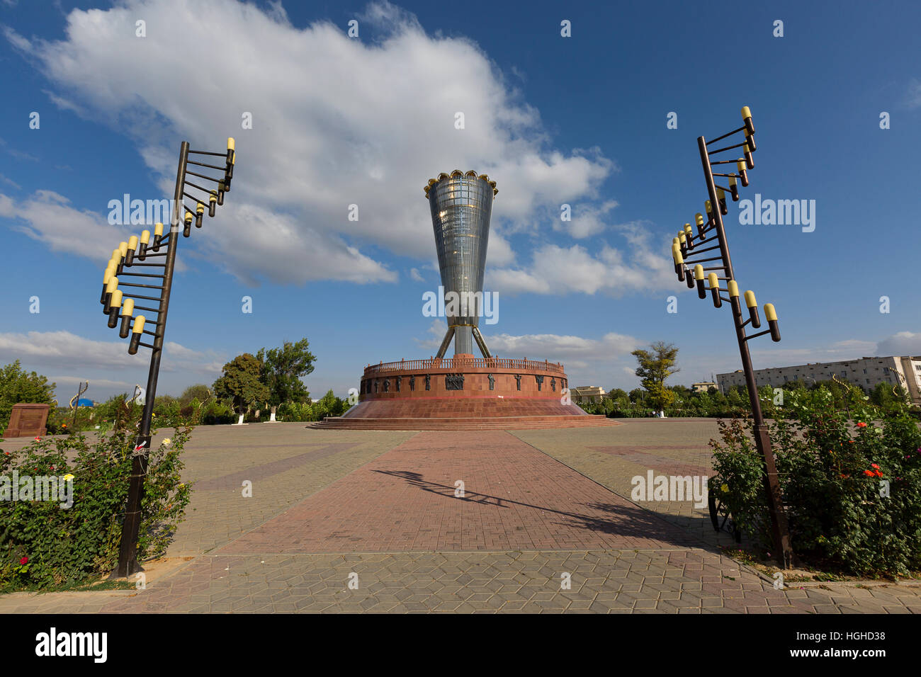 Altyn Shangyrak Denkmal und Lichtpfosten im Independence Park in Shymkent, Kasachstan. Stockfoto