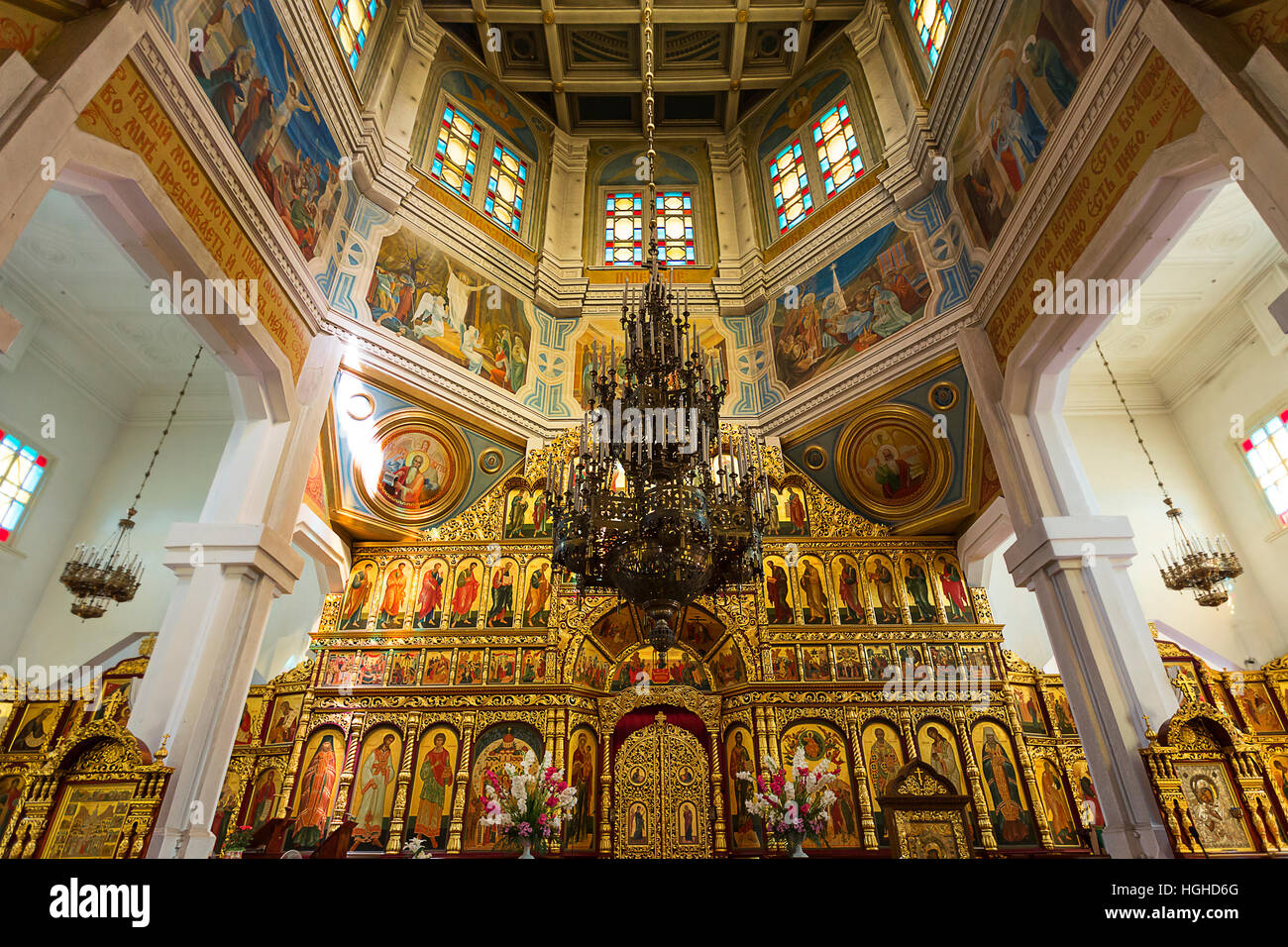 Kronleuchter und Wandmalereien der Zenkov Kathedrale in Almaty, Kasachstan Stockfoto