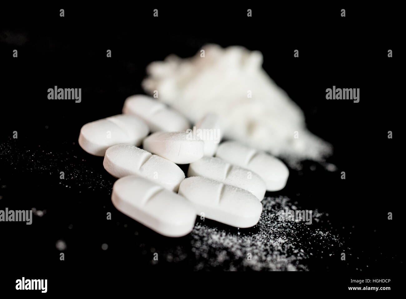 Verschiedene Art von illegalen Drogen auf schwarzem Hintergrund Stockfoto