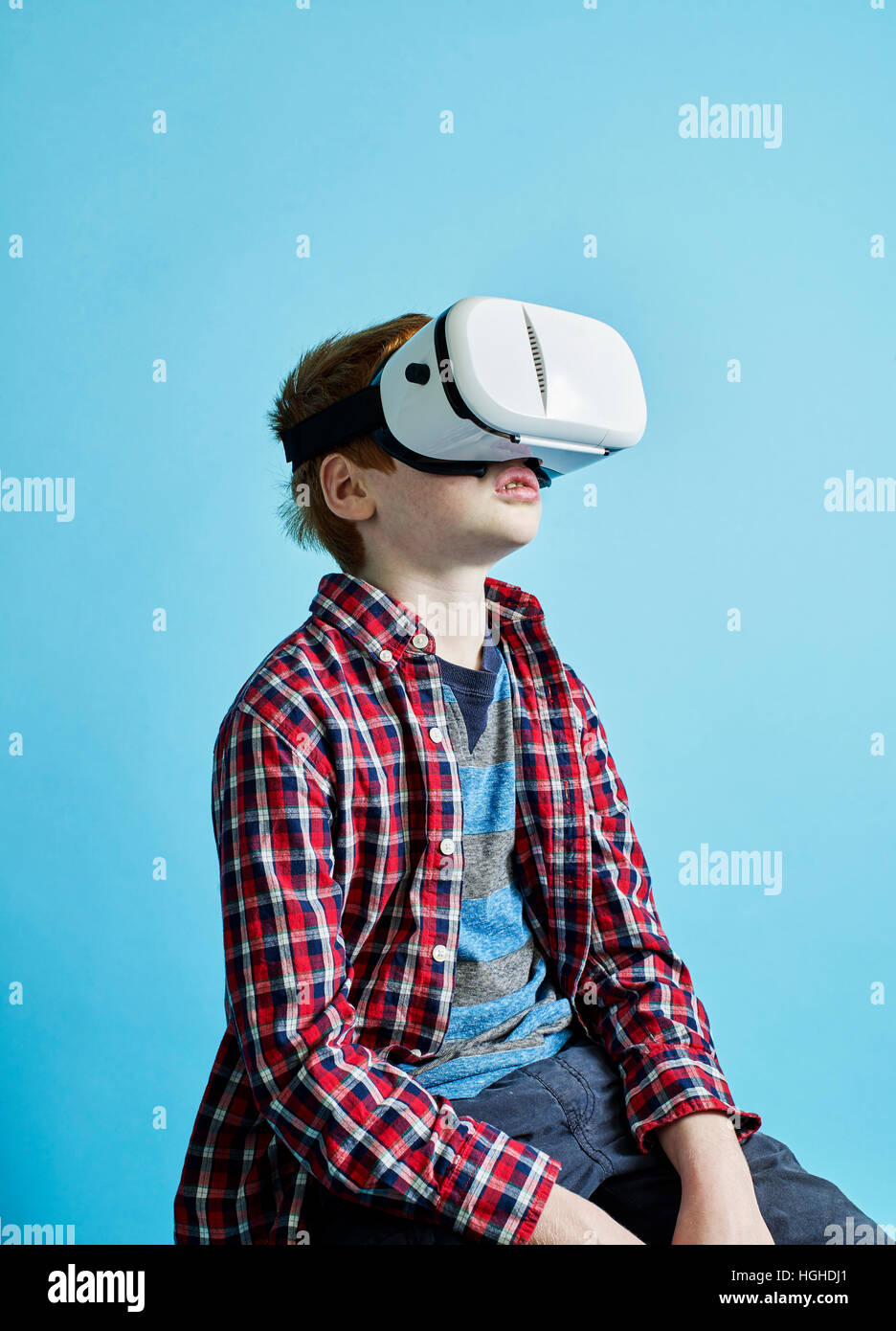 Junge 10yo tragen virtuelle Realität Kopfbedeckung, VR-Brillen Stockfoto