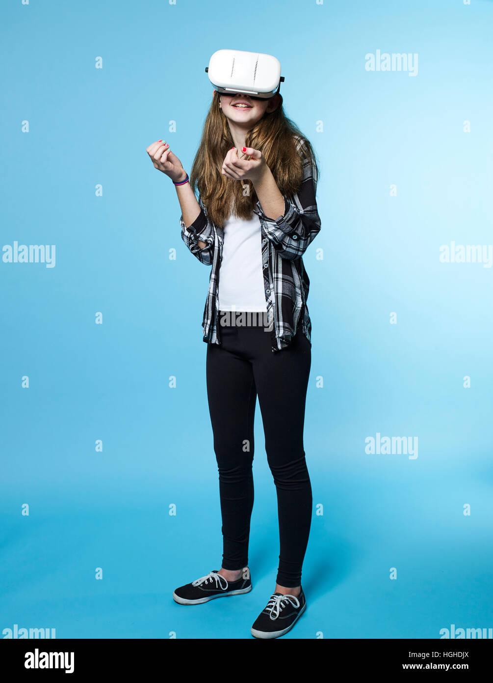 Mädchen 12-14yo tragen von virtual-Reality-Kopf gesetzt Schutzbrillen, VR-Brillen Stockfoto
