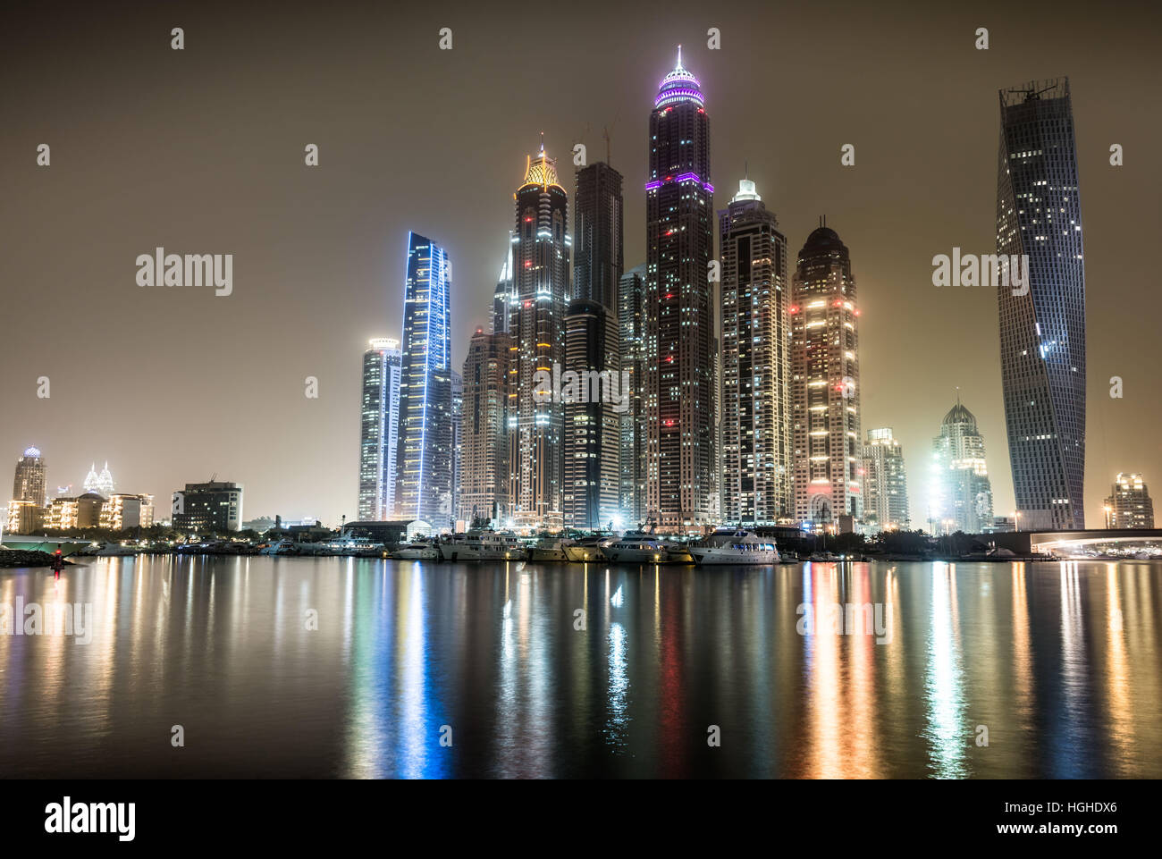 Nachtansicht der Dubai Marina mit Reflexionen im Hafen Stockfoto