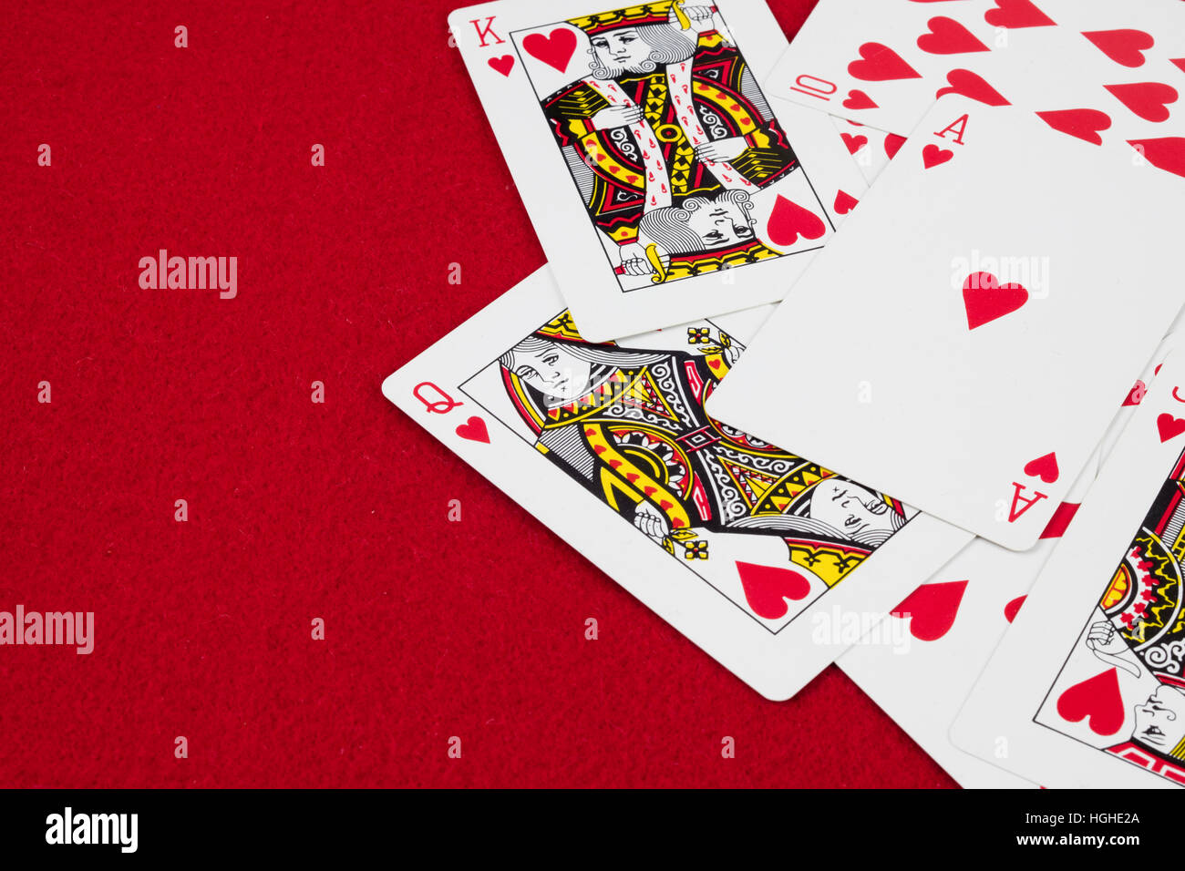 Detail der Herzen Deck Poker spielen Autos in rotem Hintergrund. Stockfoto