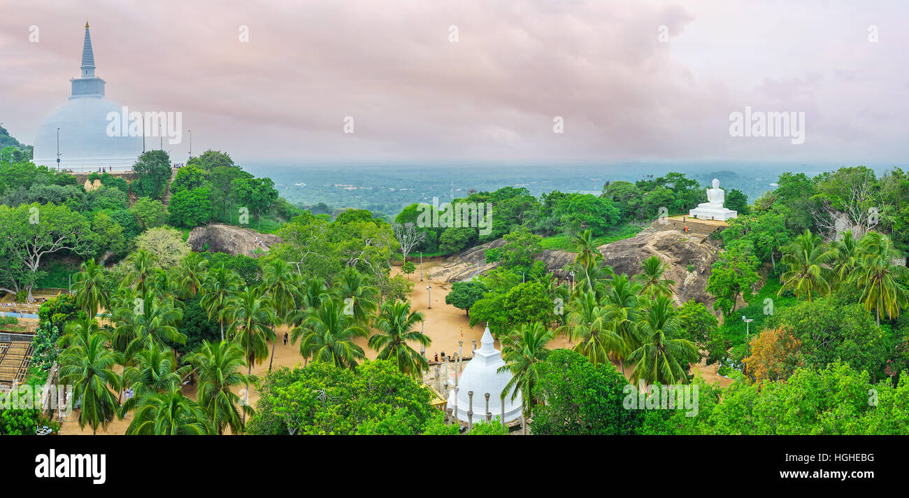 Aradhana Gala Rock mit Blick auf die Ebene an der Spitze Mahindas Hügels mit Maha Seya Stupa, Ambasthala Stupa im Garten und Buddha-Statue von rechts, Stockfoto