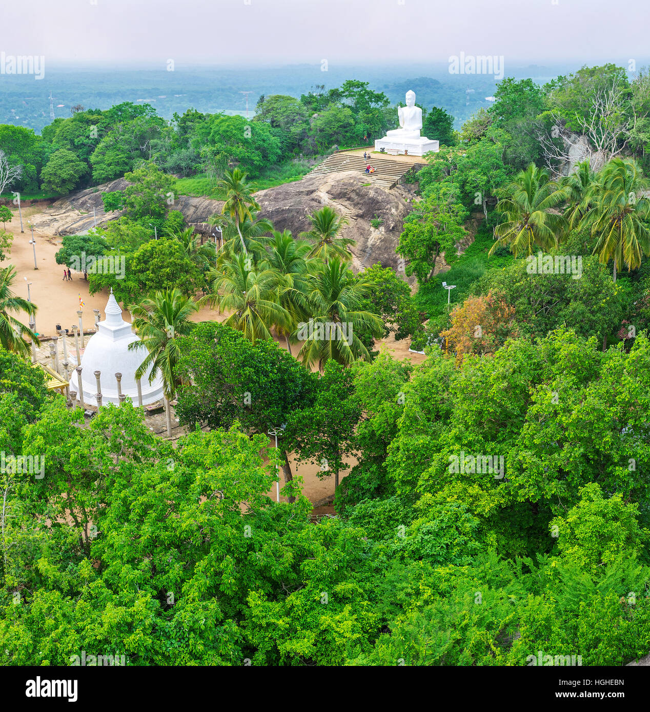 Der Aufstieg auf Aradhana Gala Rock ist der beste Weg, um Mihintale Tempel mit seinen alten Stupas und grüne Gärten, Sri Lanka entdecken. Stockfoto