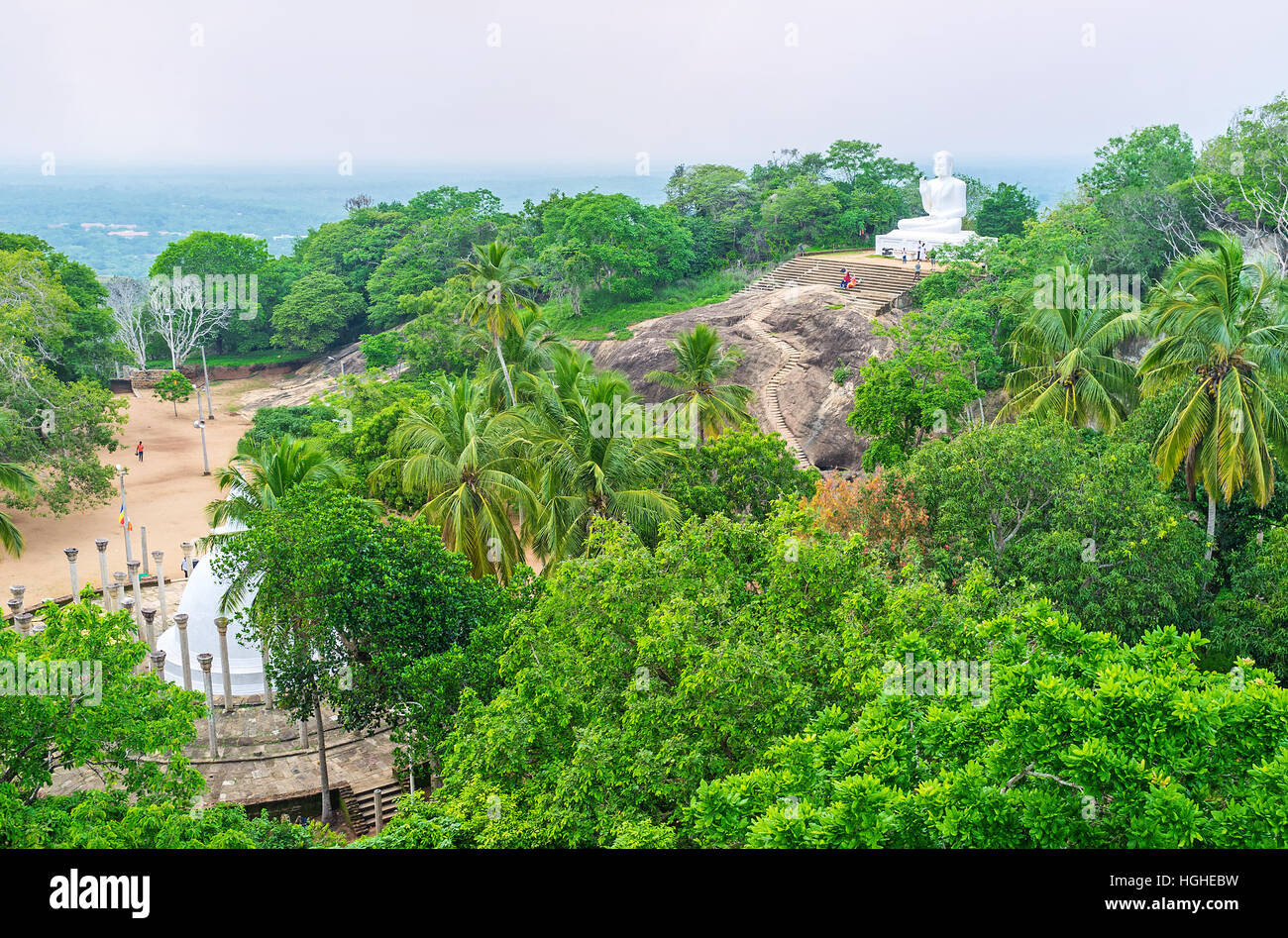 Die malerischen grünen Hänge der Mihintale Tempel mit riesigen Buddha-Statue unter dem Garten, Sri Lanka. Stockfoto