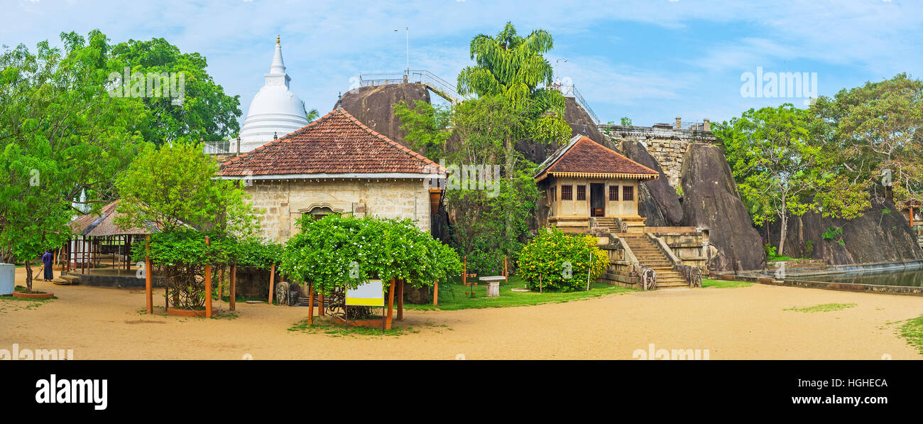 Panorama des Isurumuniya Viharaya (Kloster) mit seinen alten Gebäuden, weiße Stupa und üppigen Garten rund um den Granitfels, Anuradhapura, Sri Lanka. Stockfoto