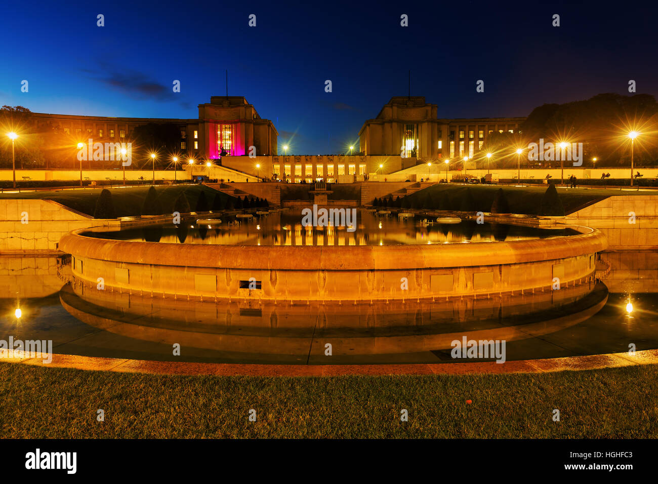 Brunnen und Gärten des Trocadero in Paris, Frankreich, in der Nacht Stockfoto