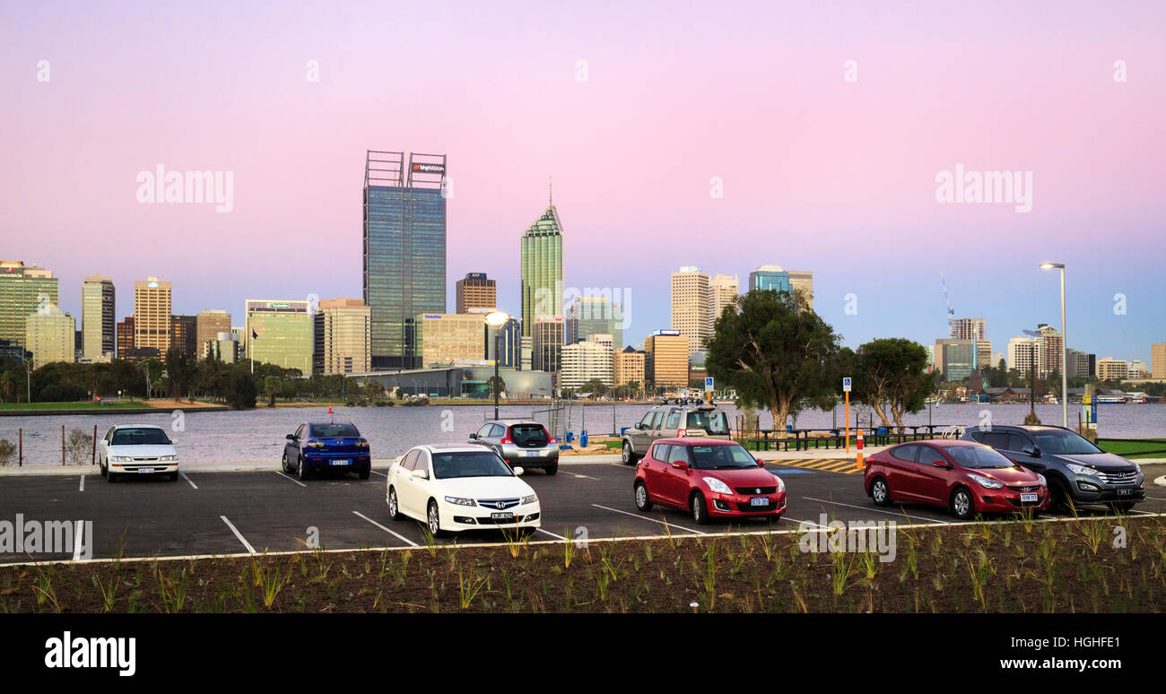 Parken in einem Parkhaus mit Perth City in der Ferne. South Perth, Western Australia, Australia Stockfoto