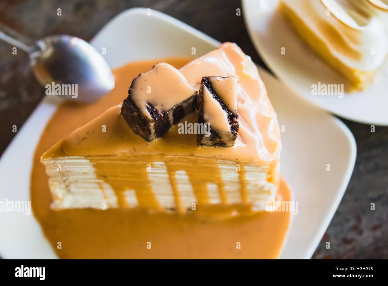 Crêpe-Kuchen mit Milch-Tee-Sauce auf weiße Schale Stockfoto