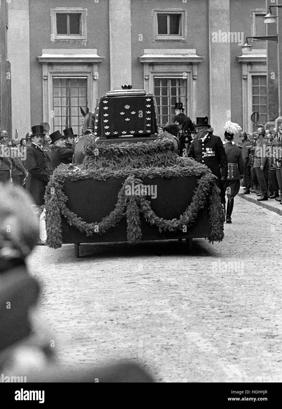 Der schwedische König Gustaf VI Adolf s Tod bringt der Sarg auf einem Katafalk, auf dem Friedhof in Haga Stockfoto
