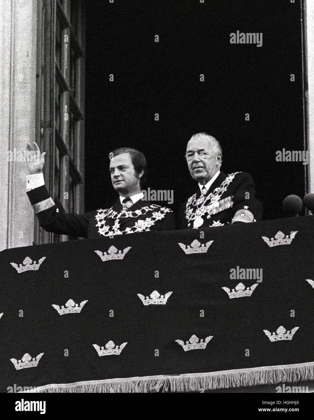 KUNG CARL XVI GUSTAV Auserwählten und sein Onkel Prinz Bertil Balkon 1973 den Menschen Tribut erhalten Stockfoto