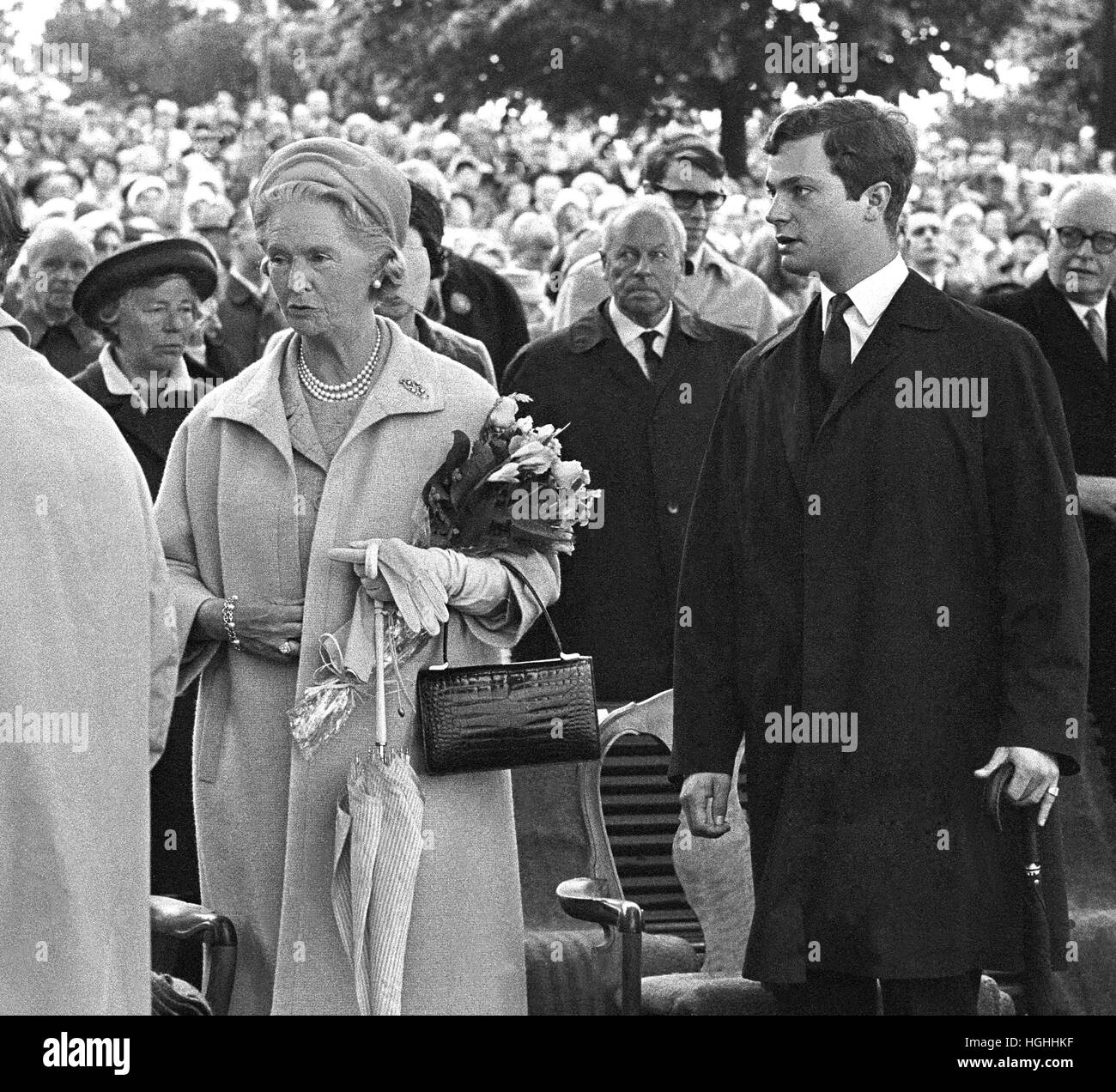 KUNG CARL GUSTAV als Kronprinz 1967 zusammen mit seiner Mutter Prinzessin Sibylla am Nationalfeiertag in Skansen Stockfoto