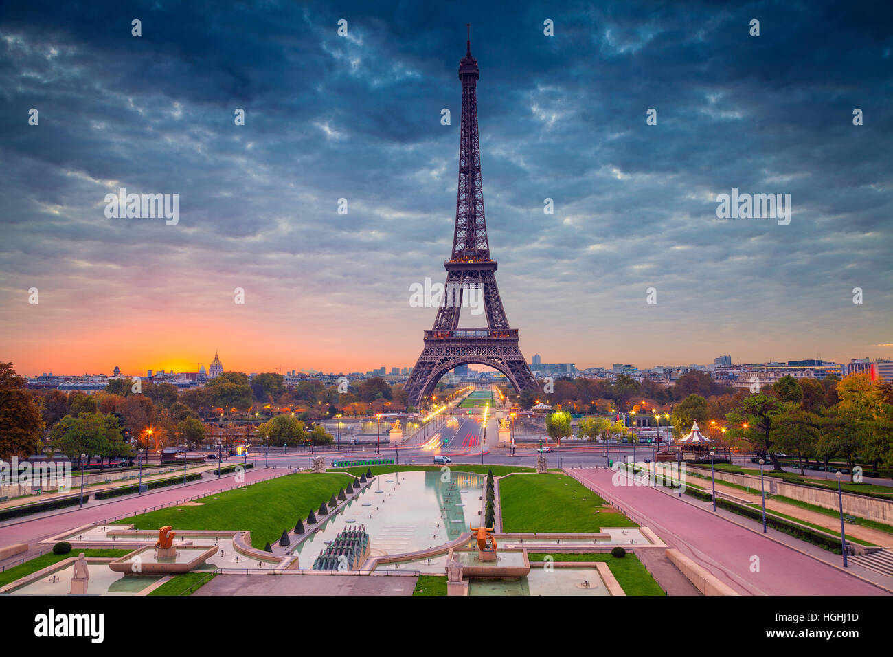 Paris. Stadtbild Bild von Paris mit dem Eiffelturm bei Sonnenaufgang. Stockfoto